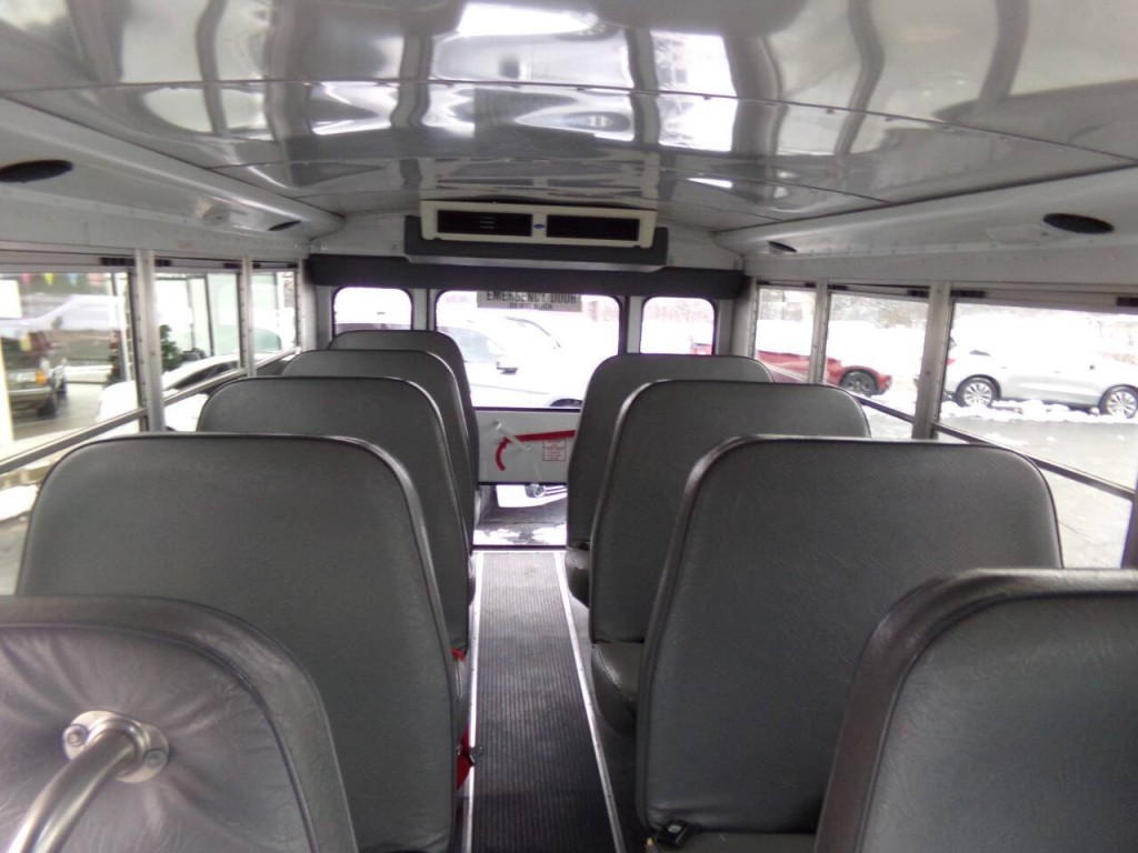 2007 Chevrolet Express Image 17