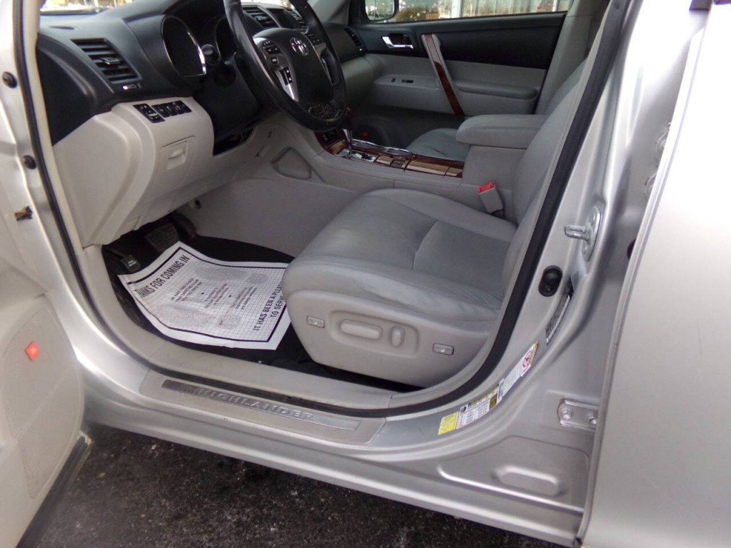 2013 Toyota Highlander Image 12