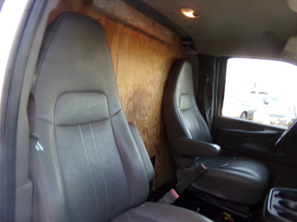 2015 Chevrolet Express Image 17