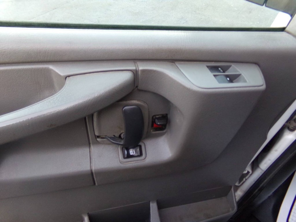 2015 Chevrolet Express Image 23