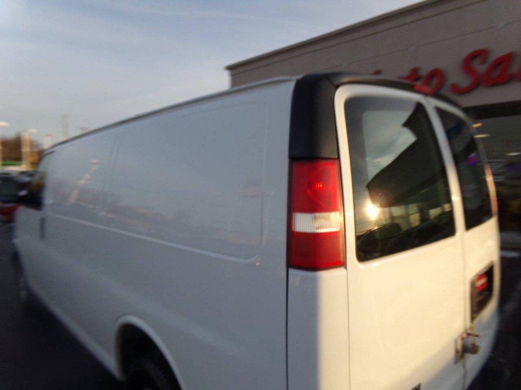 2015 Chevrolet Express Image 37