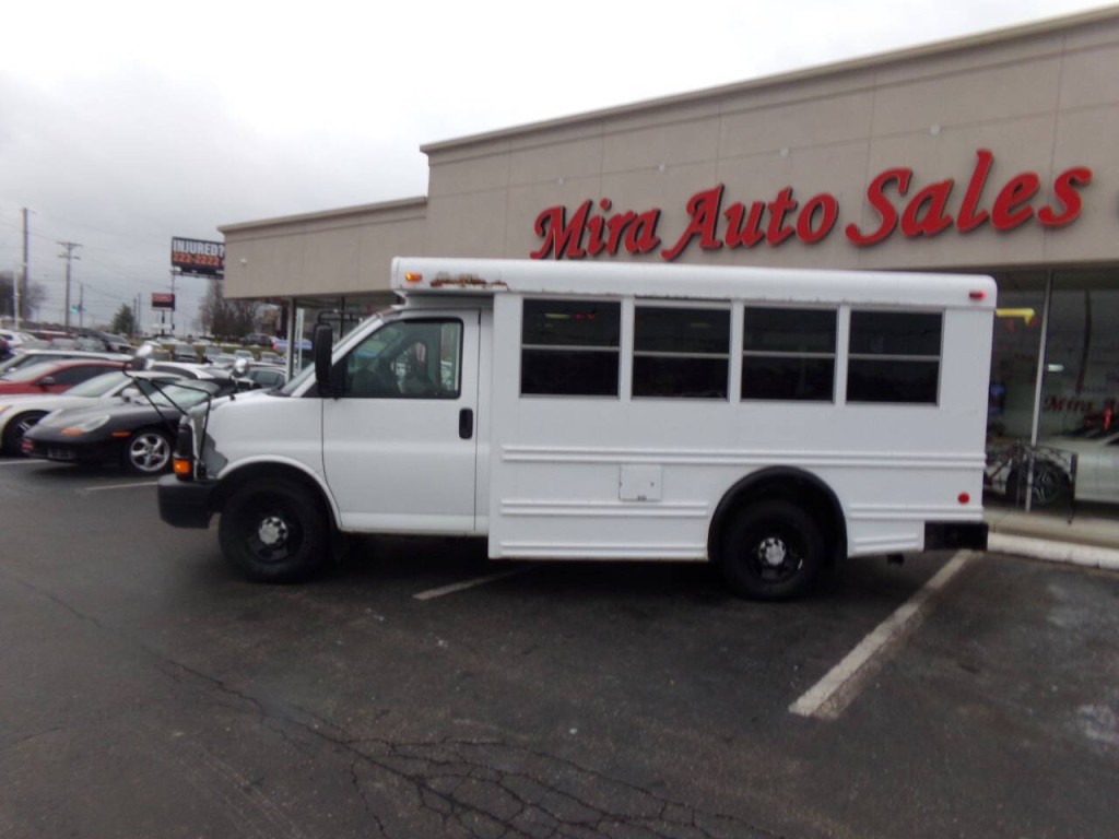 2007 Chevrolet Express Image 2