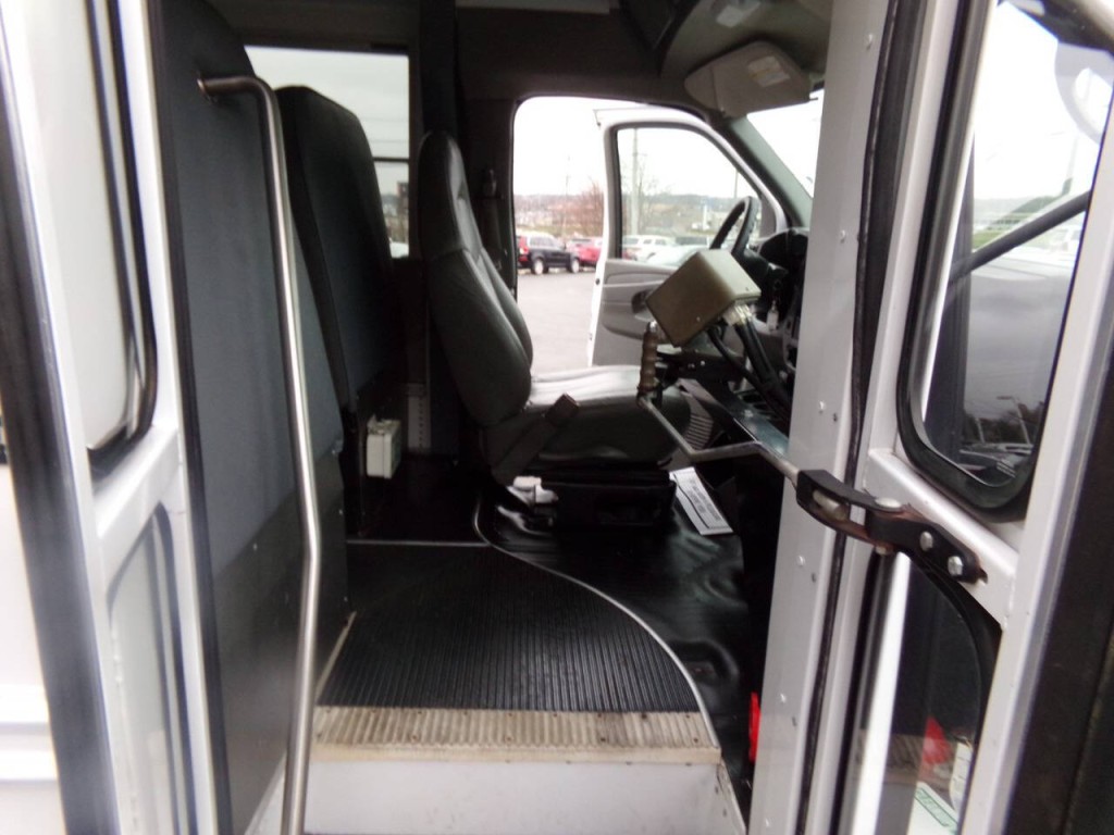 2007 Chevrolet Express Image 12