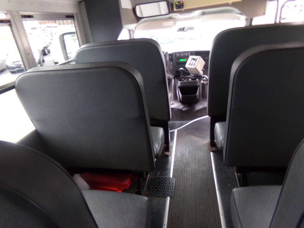 2007 Chevrolet Express Image 23