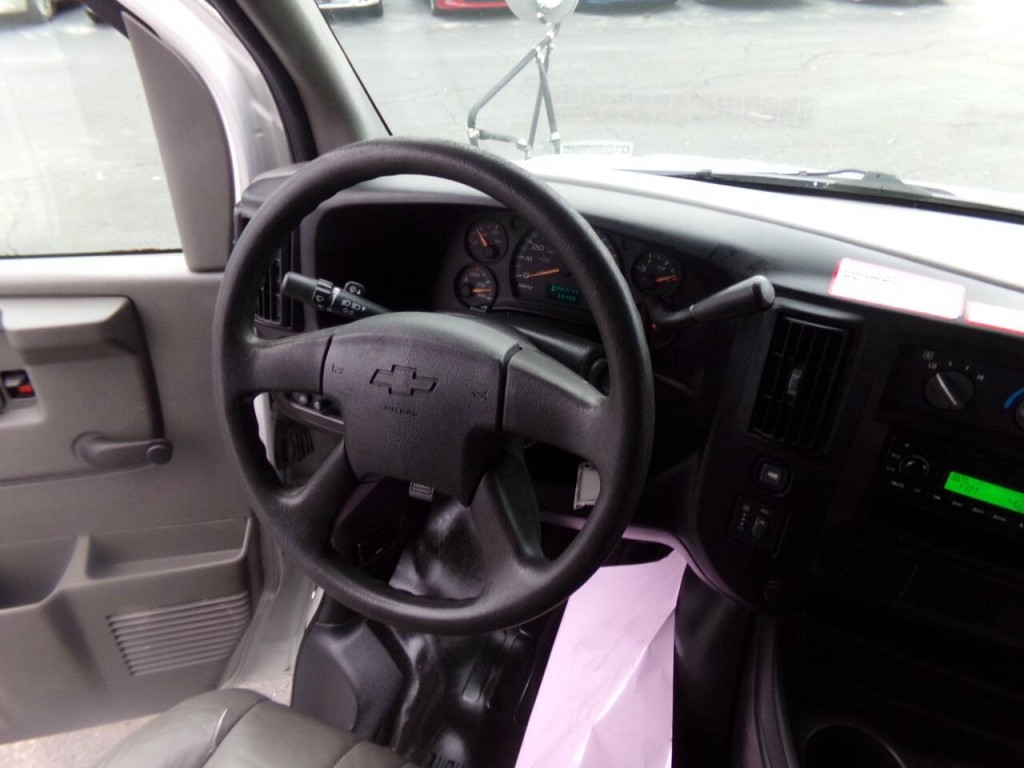 2007 Chevrolet Express Image 30