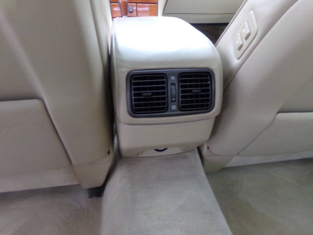 2005 Lexus LS 430 Image 16