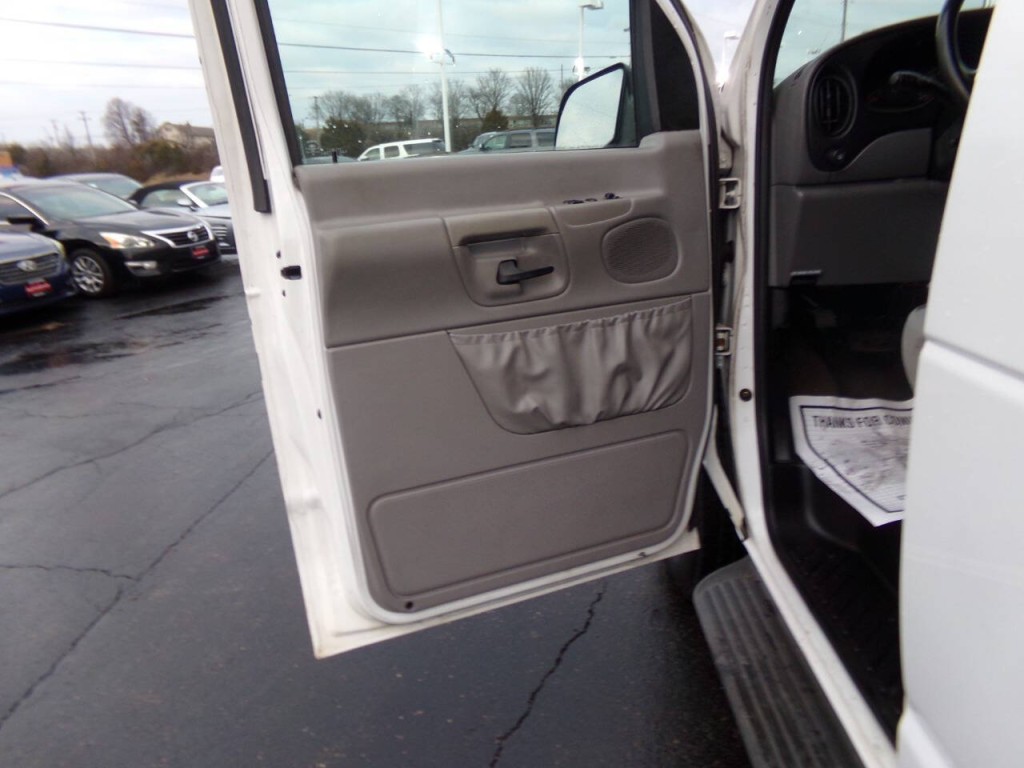 2001 Ford E-Series Image 13