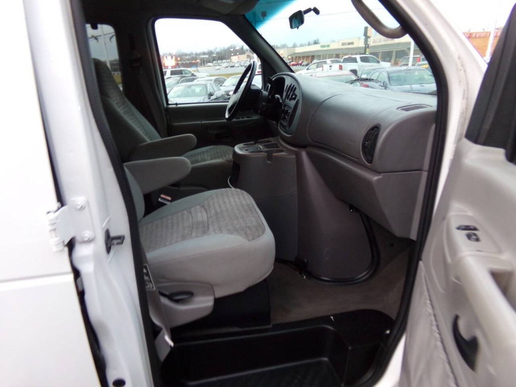 2001 Ford E-Series Image 14