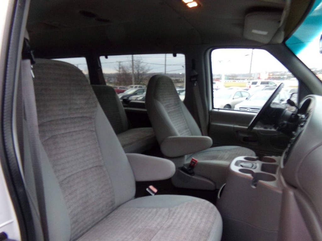 2001 Ford E-Series Image 16