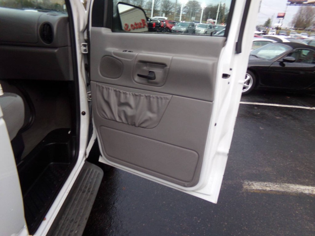 2001 Ford E-Series Image 17