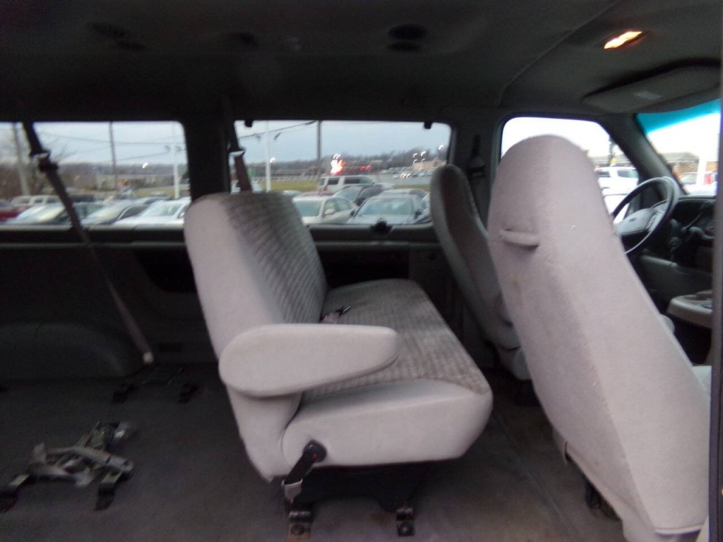 2001 Ford E-Series Image 18