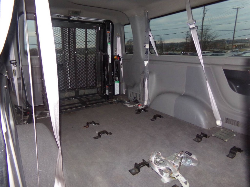 2001 Ford E-Series Image 20