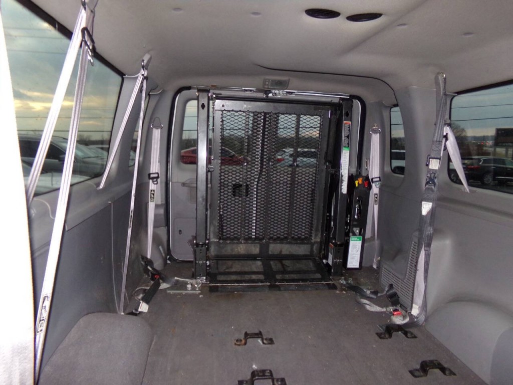 2001 Ford E-Series Image 21