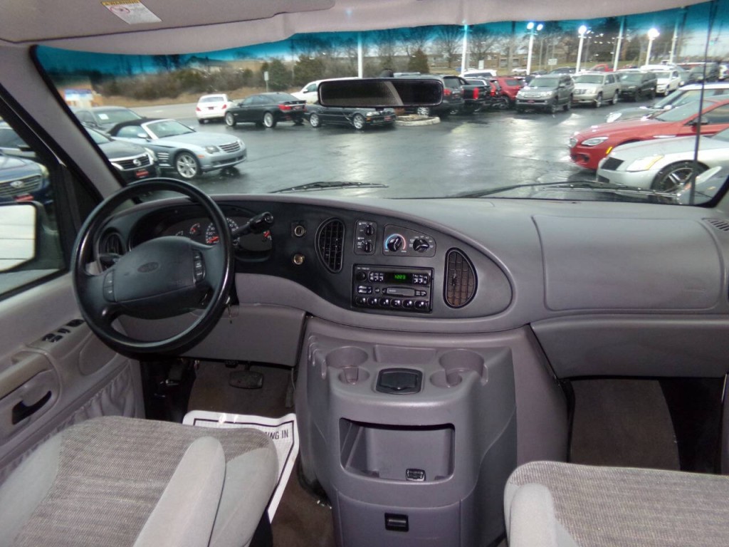 2001 Ford E-Series Image 24