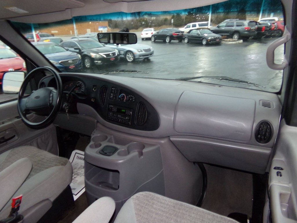 2001 Ford E-Series Image 25