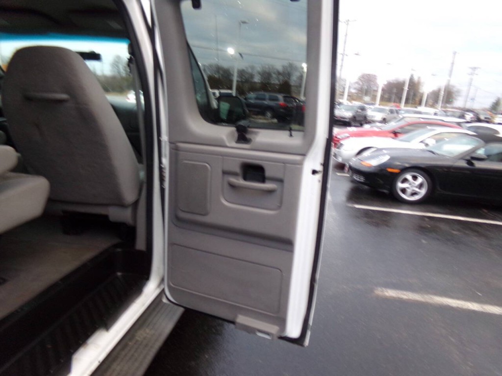 2001 Ford E-Series Image 26