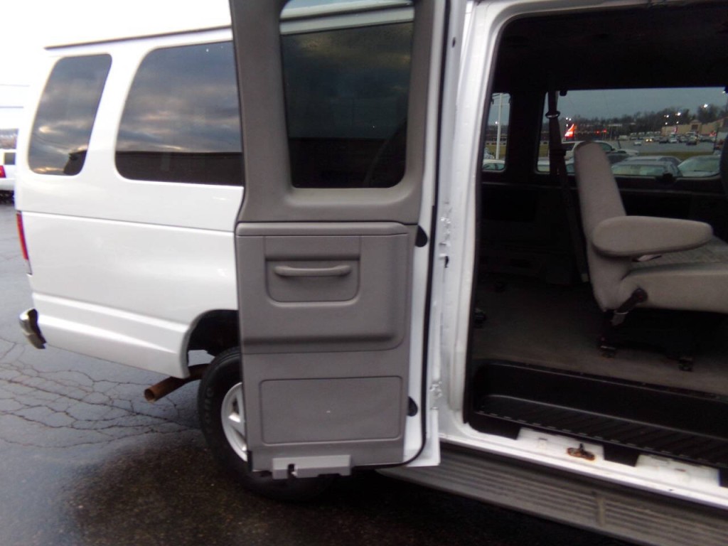 2001 Ford E-Series Image 27