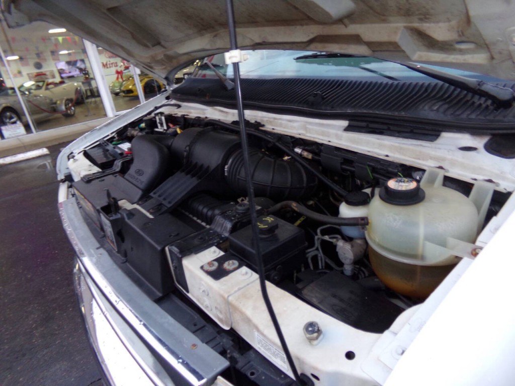 2001 Ford E-Series Image 30