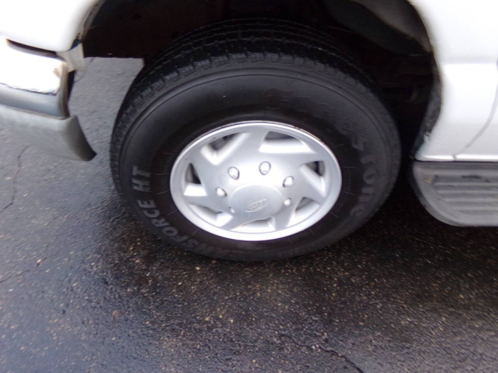 2001 Ford E-Series Image 33