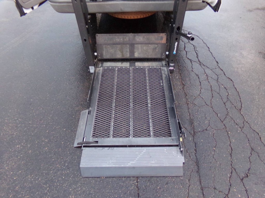 2001 Ford E-Series Image 62