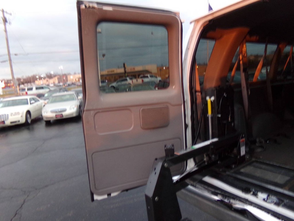 2001 Ford E-Series Image 70