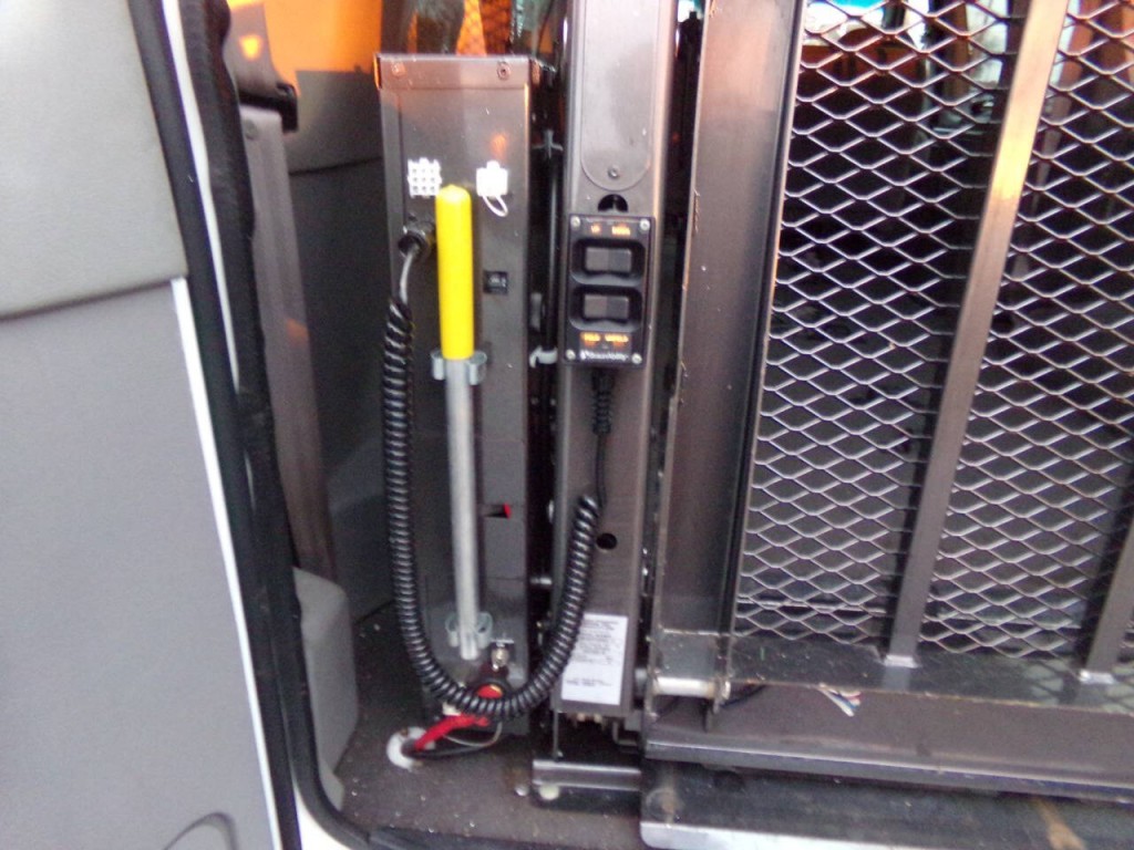 2001 Ford E-Series Image 76