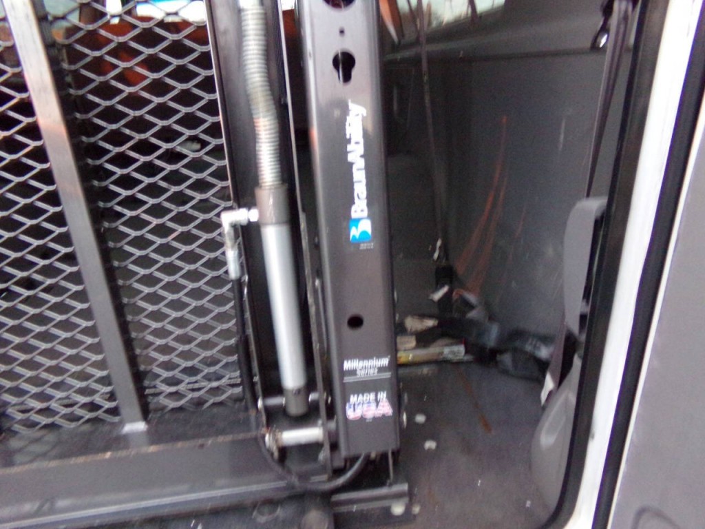 2001 Ford E-Series Image 77