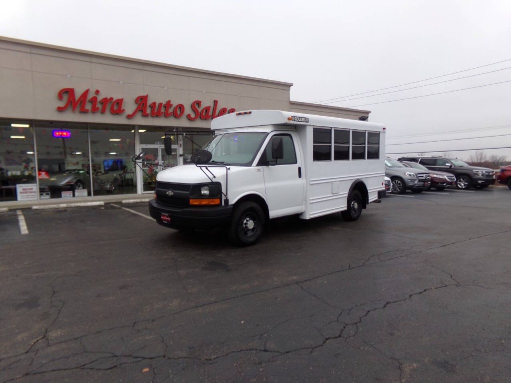 2007 Chevrolet Express Image 2