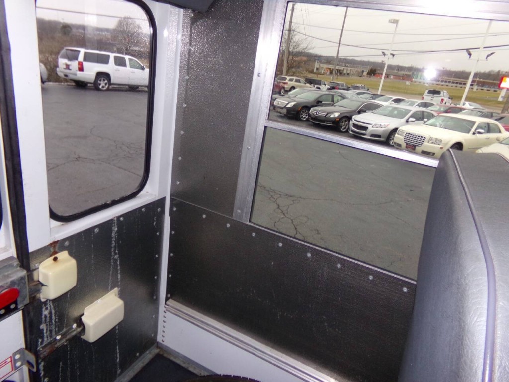 2007 Chevrolet Express Image 32