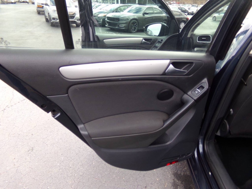 2013 Volkswagen Golf Image 13