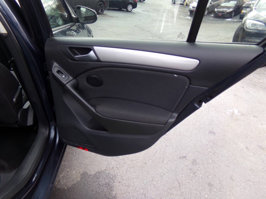 2013 Volkswagen Golf Image 21