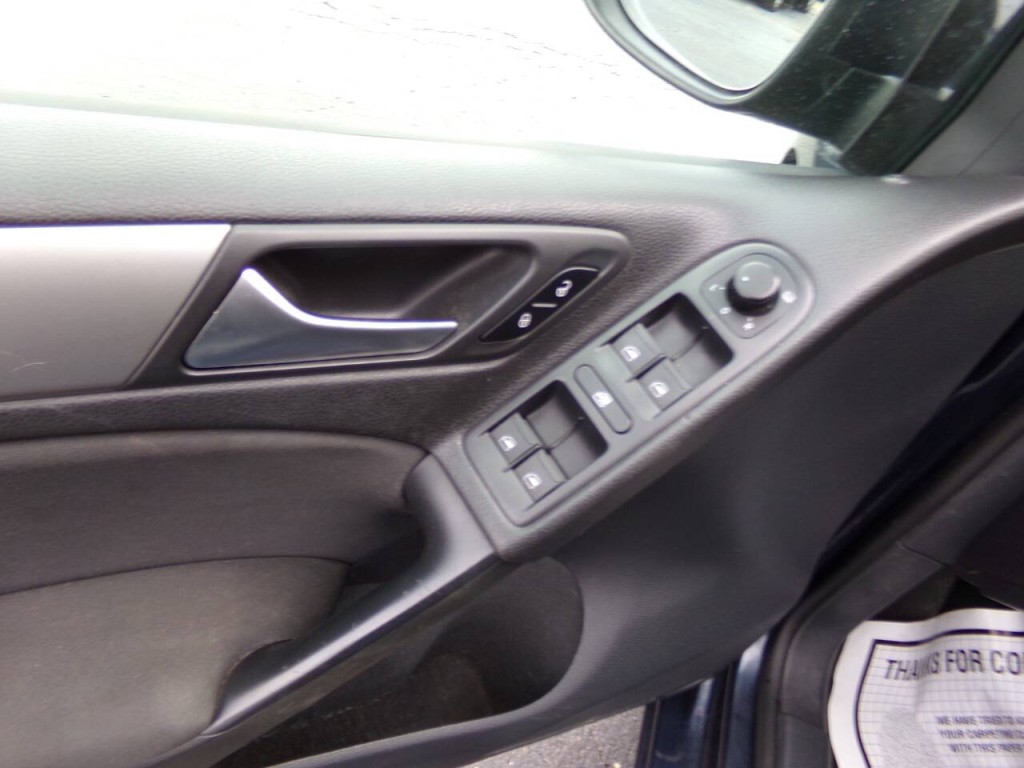 2013 Volkswagen Golf Image 34