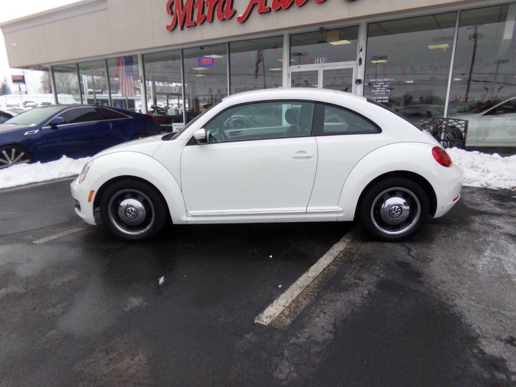 2012 Volkswagen Beetle Image 2