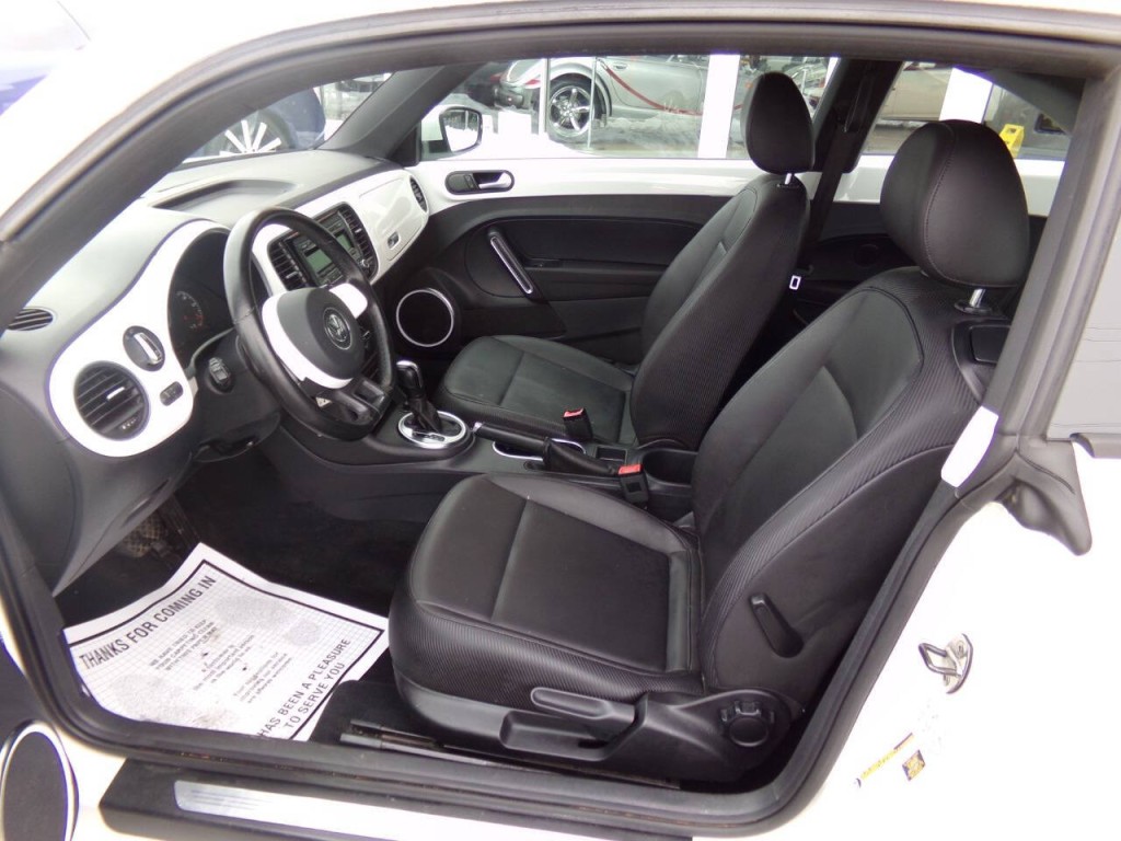2012 Volkswagen Beetle Image 8