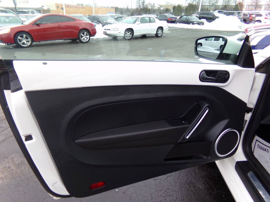 2012 Volkswagen Beetle Image 9