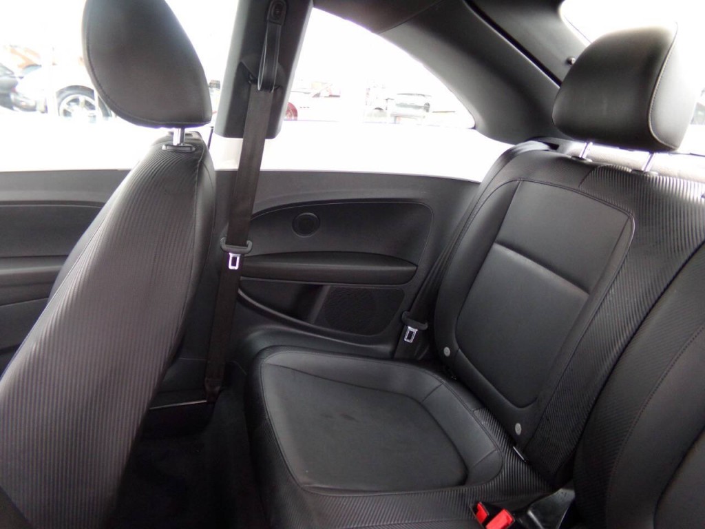 2012 Volkswagen Beetle Image 11