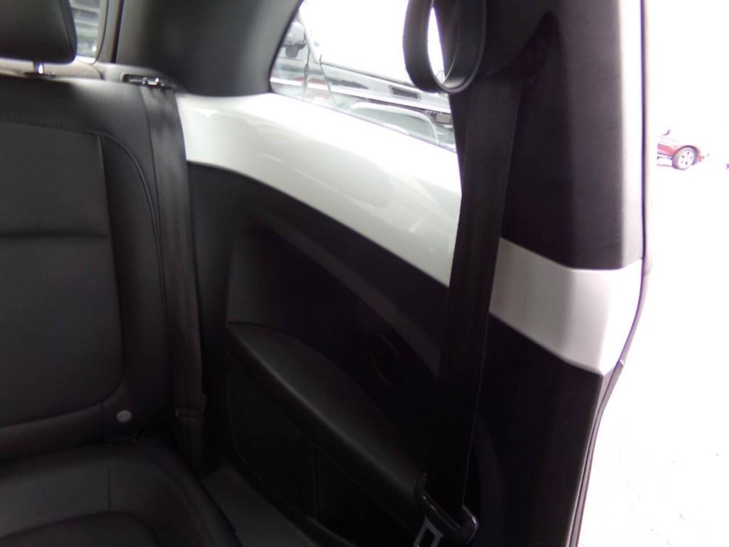 2012 Volkswagen Beetle Image 12