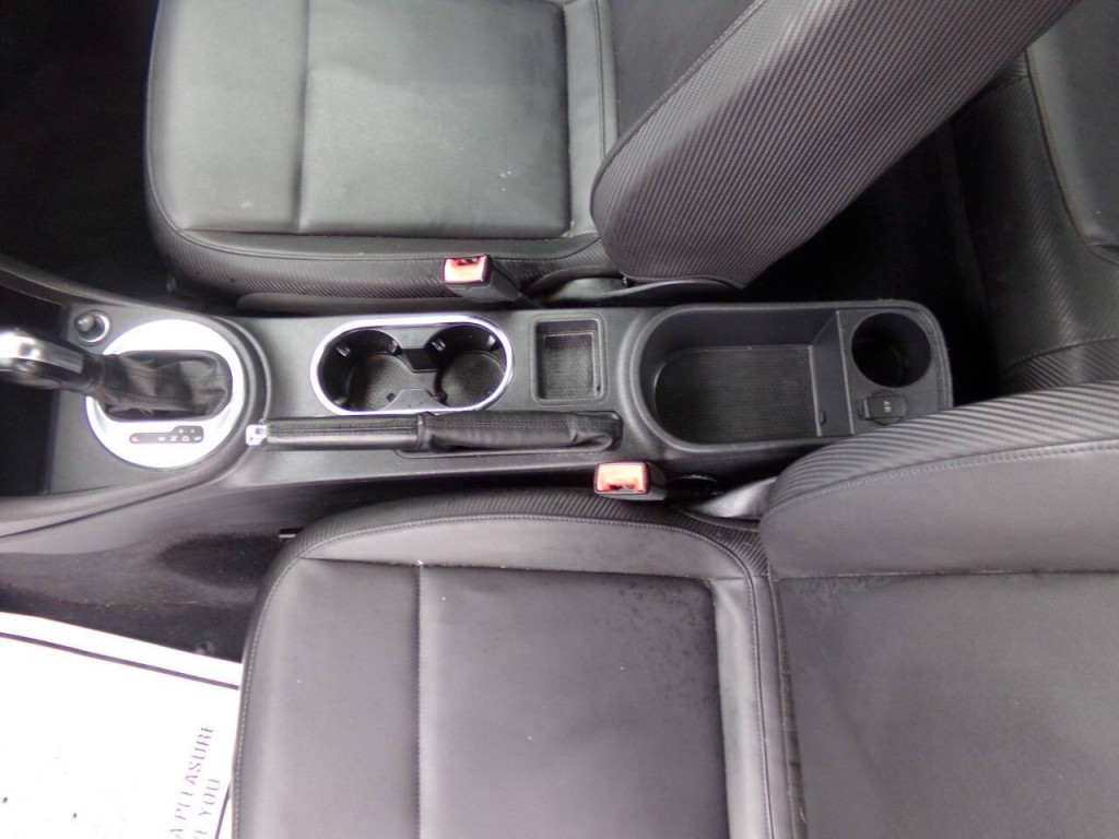 2012 Volkswagen Beetle Image 13