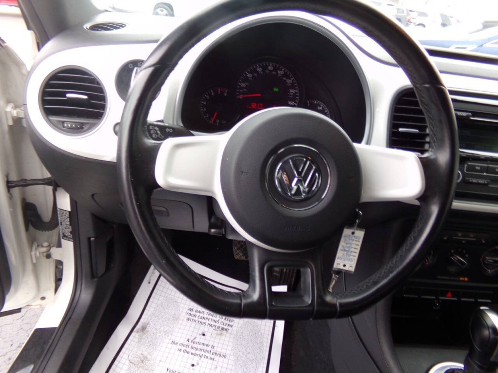 2012 Volkswagen Beetle Image 15