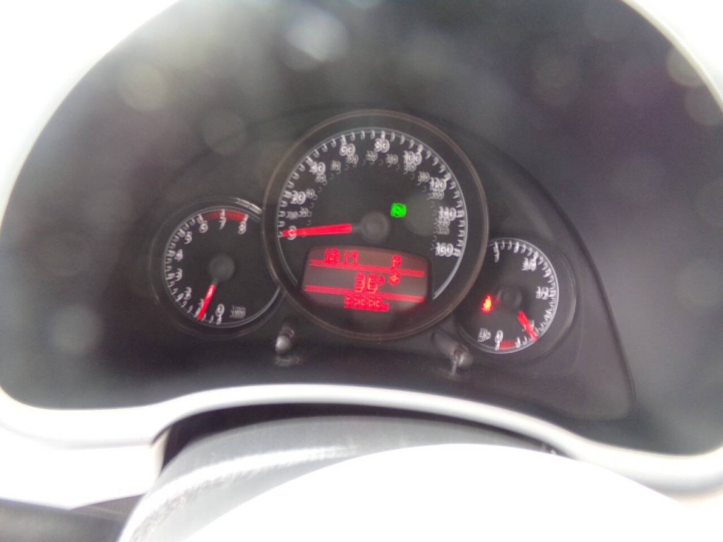 2012 Volkswagen Beetle Image 16