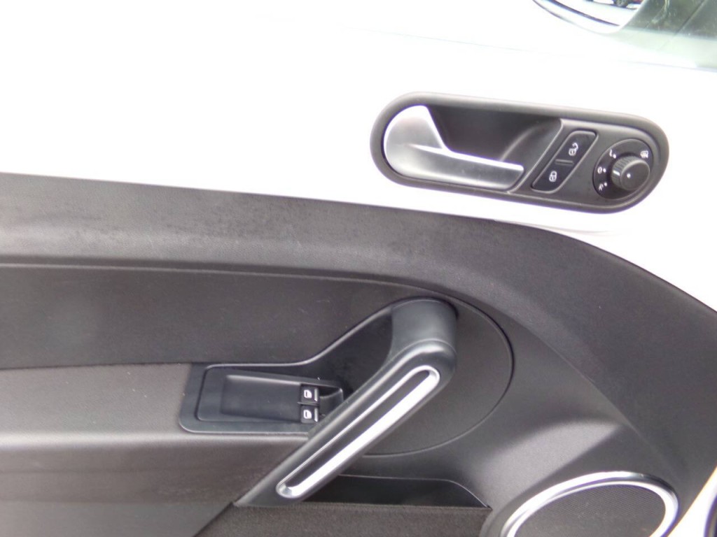 2012 Volkswagen Beetle Image 17