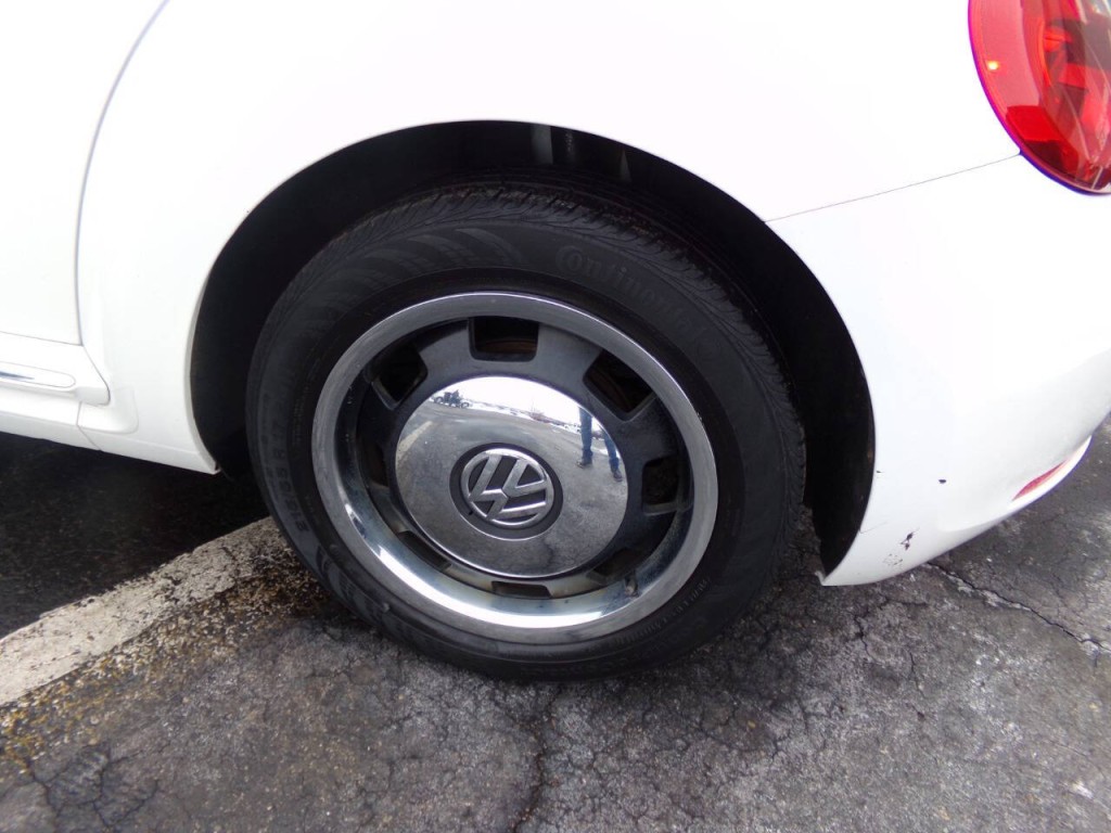 2012 Volkswagen Beetle Image 18