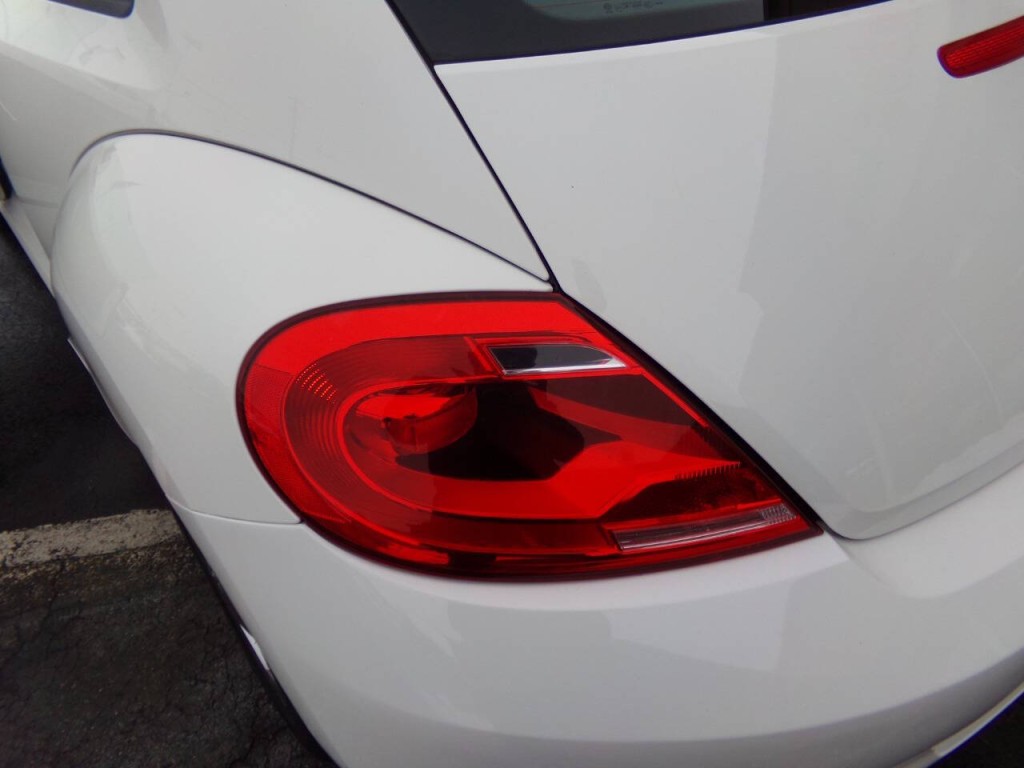 2012 Volkswagen Beetle Image 19