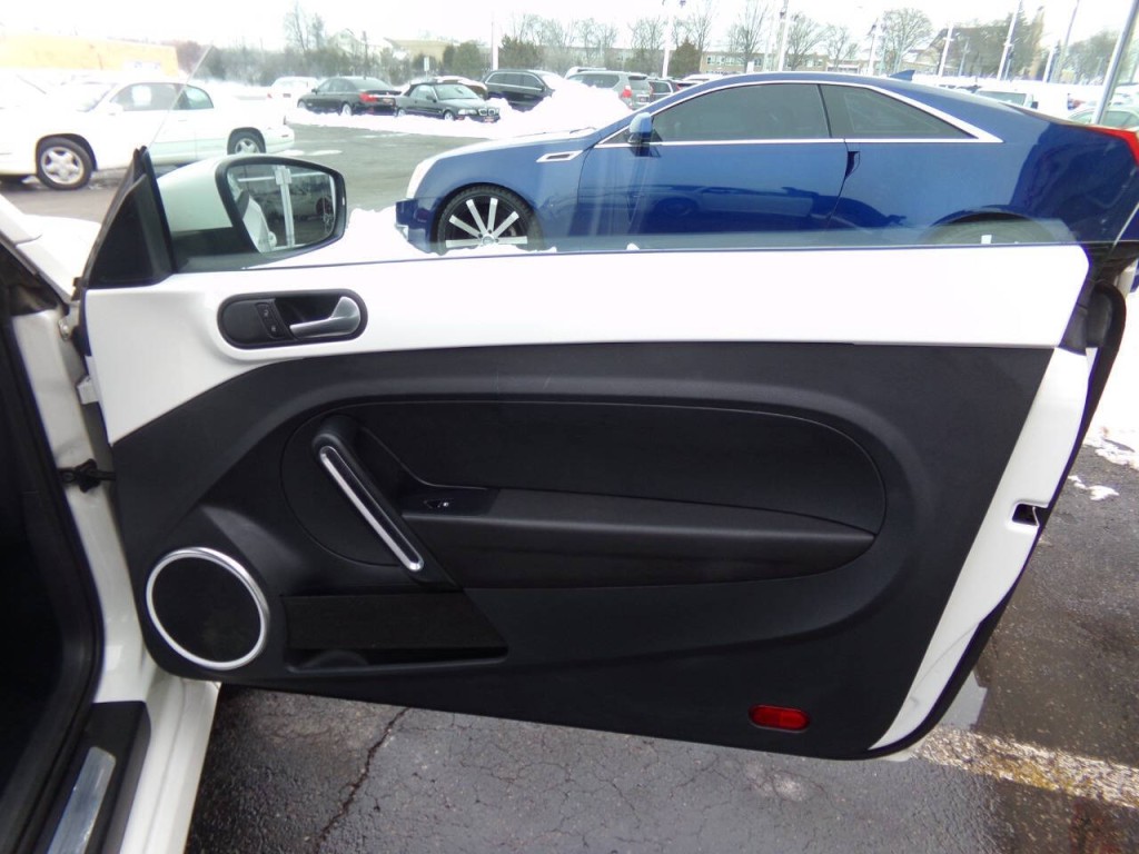 2012 Volkswagen Beetle Image 23