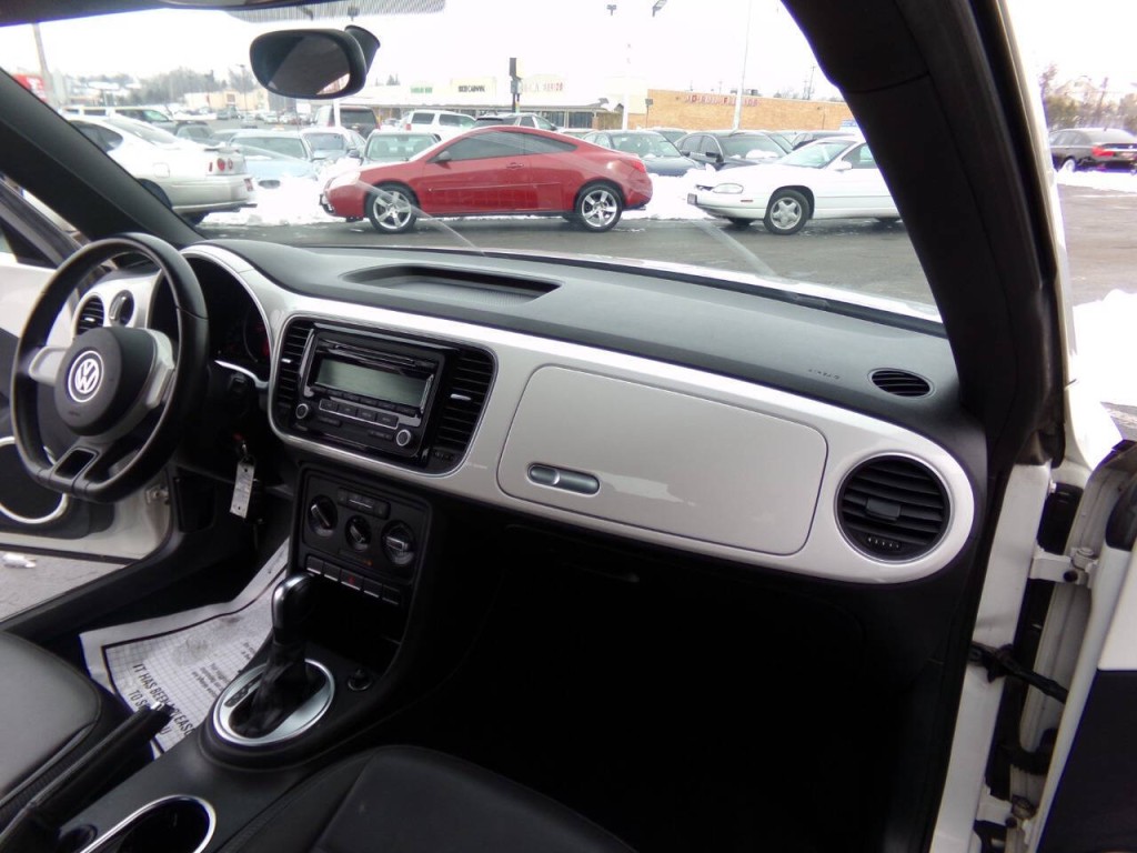 2012 Volkswagen Beetle Image 24