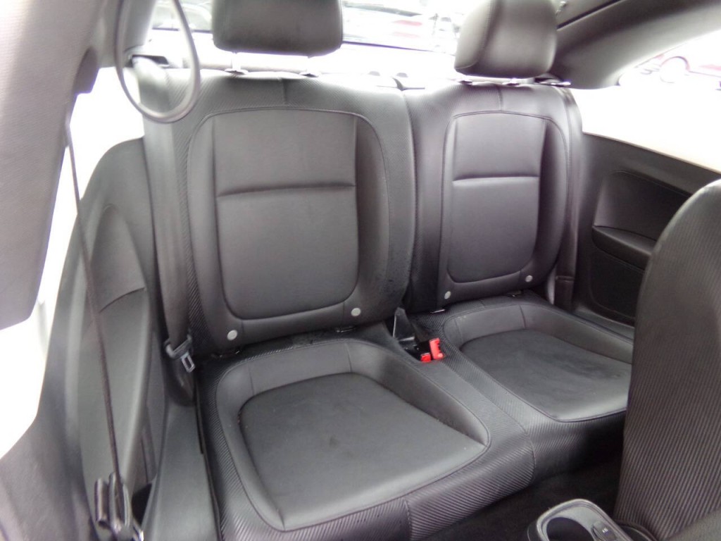 2012 Volkswagen Beetle Image 25