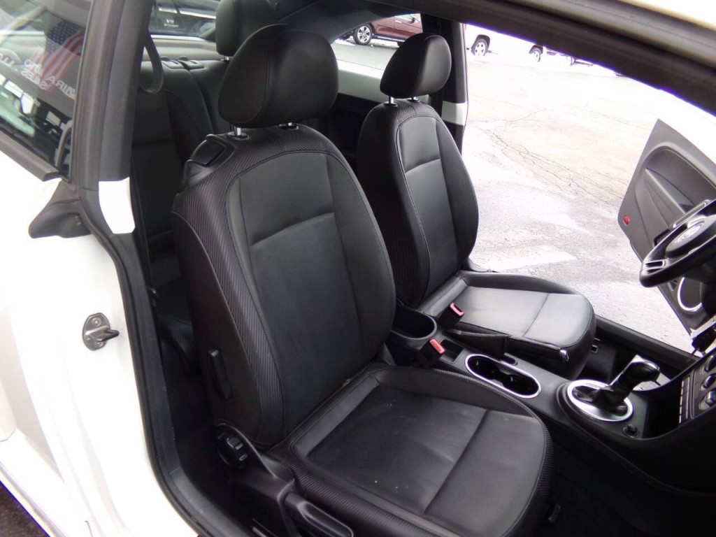2012 Volkswagen Beetle Image 26