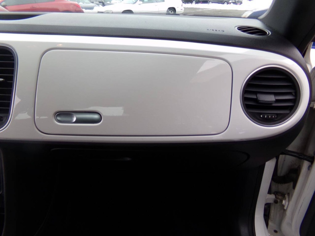 2012 Volkswagen Beetle Image 29