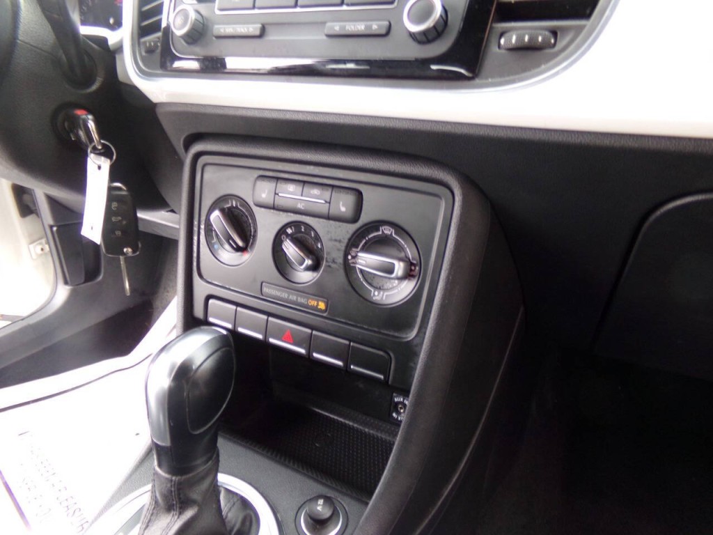 2012 Volkswagen Beetle Image 30