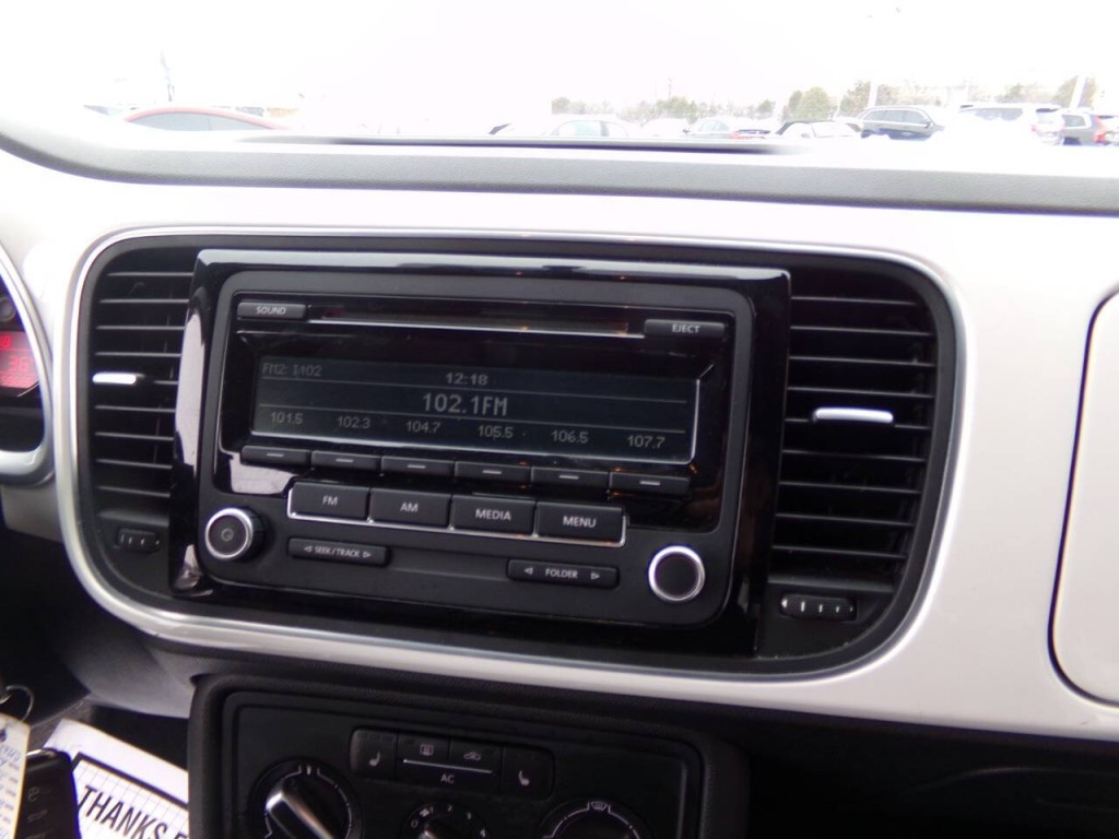 2012 Volkswagen Beetle Image 31